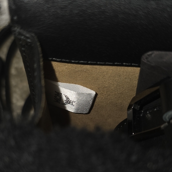 MCM Black and White Crossbody Bag with Sleek Design - Picture 14 of 15